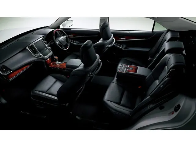 トヨタ クラウンマジェスタ 2013年9月モデル