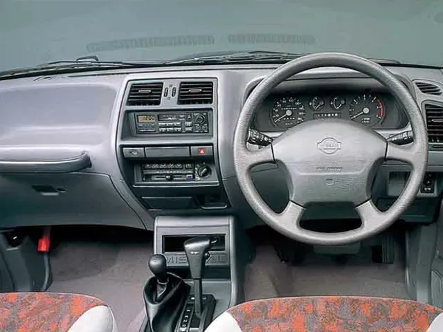 ミストラル（日産）1994年6月〜1999年4月販売終了モデルの新車カタログ