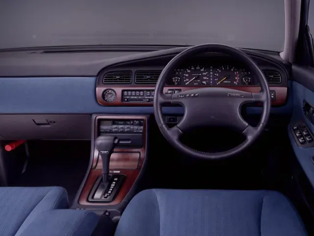 ローレル（日産）1988年12月〜1992年12月販売終了モデルの新車カタログ