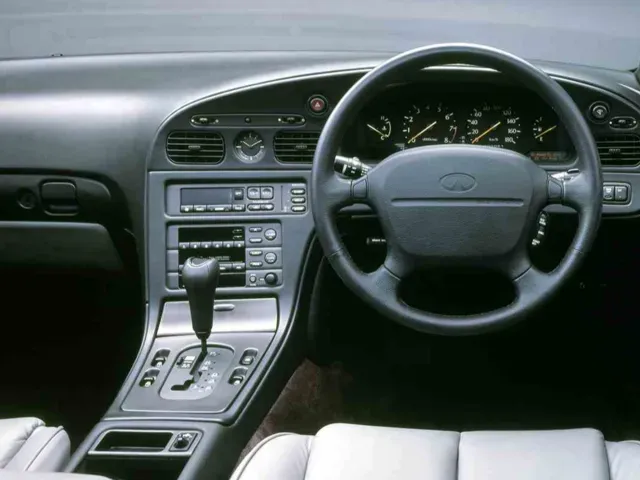 日産 インフィニティQ45 1989年11月モデル