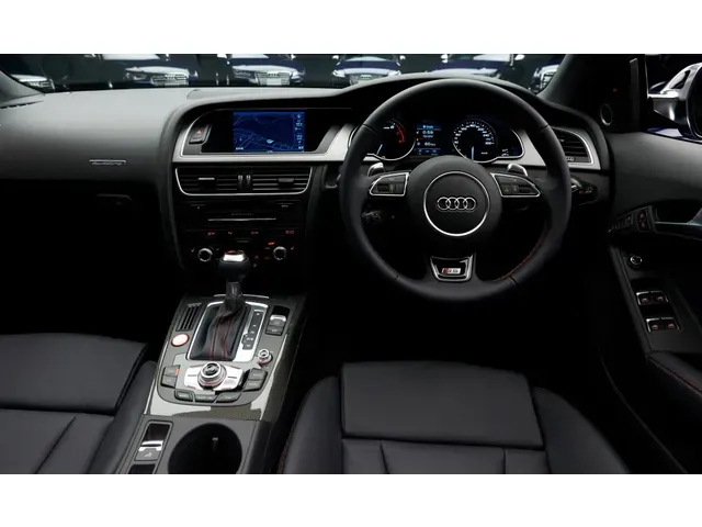 アウディ SQ5 2013年10月モデル