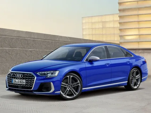 アウディ S8