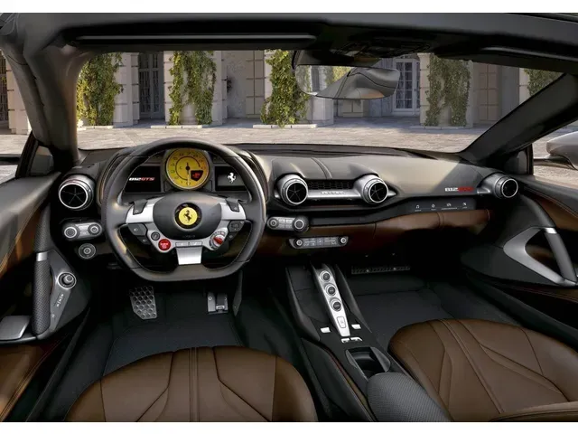 フェラーリ　812GTS  カタログ 世界に1台！フェラーリ「812GTS」ベースのフルカーボン仕様車を