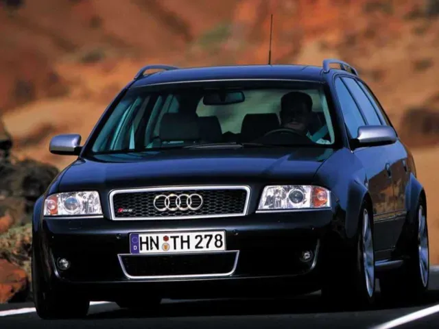 アウディ RS6アバント 2003年2月モデル 4.2 4WD