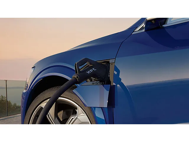 アウディ SQ8スポーツバック e-tron 2023年12月モデル