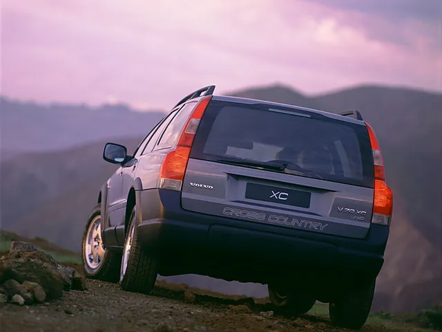 V70XC（ボルボ）2000年9月〜2002年10月販売終了モデルの新車カタログ