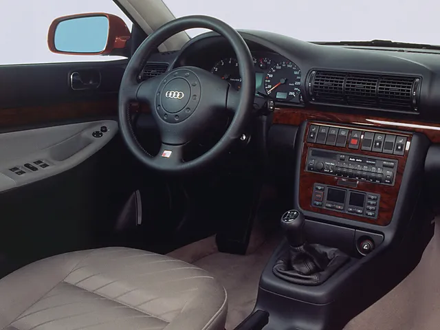 アウディ S4 1999年5月モデル