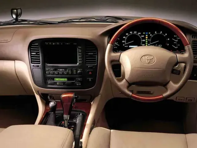 ランドクルーザー100（トヨタ）1998年1月〜2007年6月販売終了モデルの