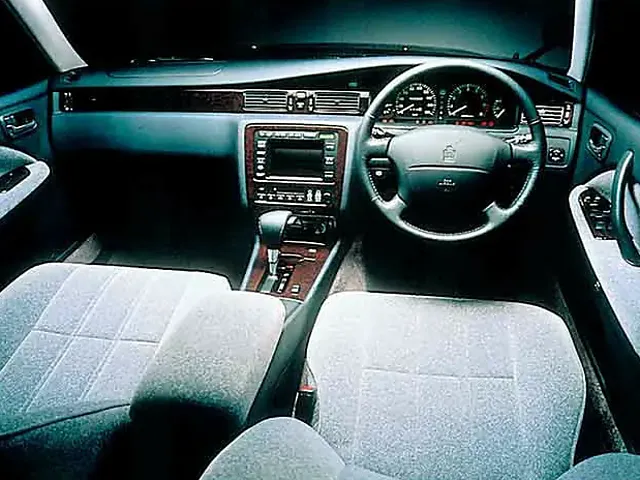 クラウン（トヨタ）1995年8月〜1999年8月販売終了モデルの新車カタログ
