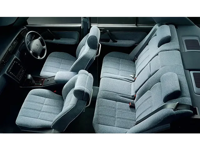 クラウン（トヨタ）1995年8月〜1999年8月販売終了モデルの新車カタログ